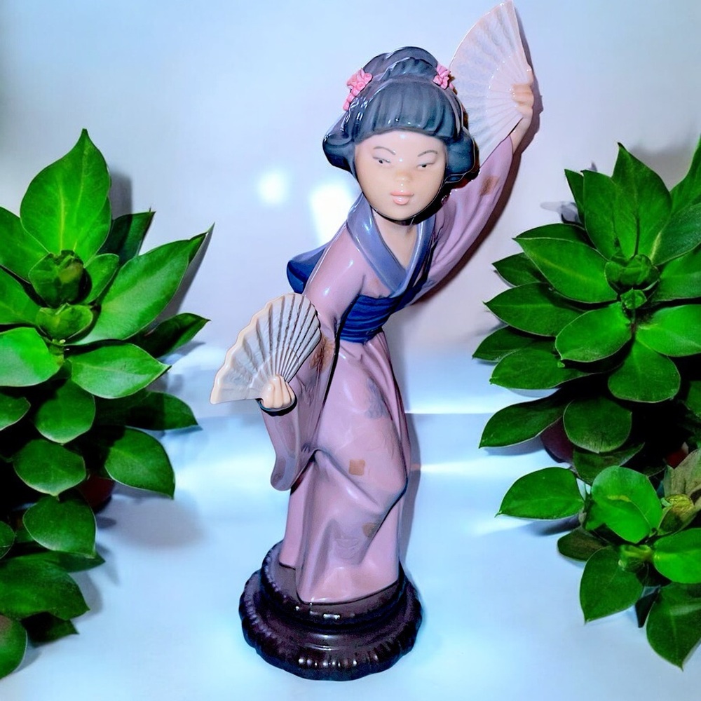 Retired Lladró Madame Butterfly - Japanese Girl With Fan Figurine #4991 - Picture 5 of 16